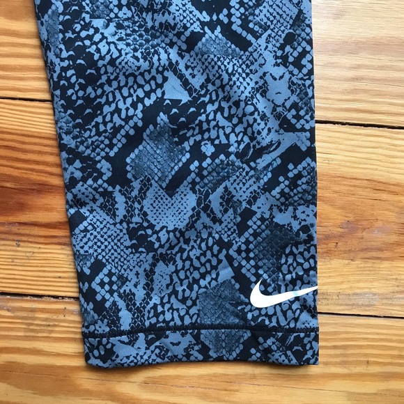 Nike Pro Gray Snakeskin Capris Leggings, EUC, M - Picture 4 of 15